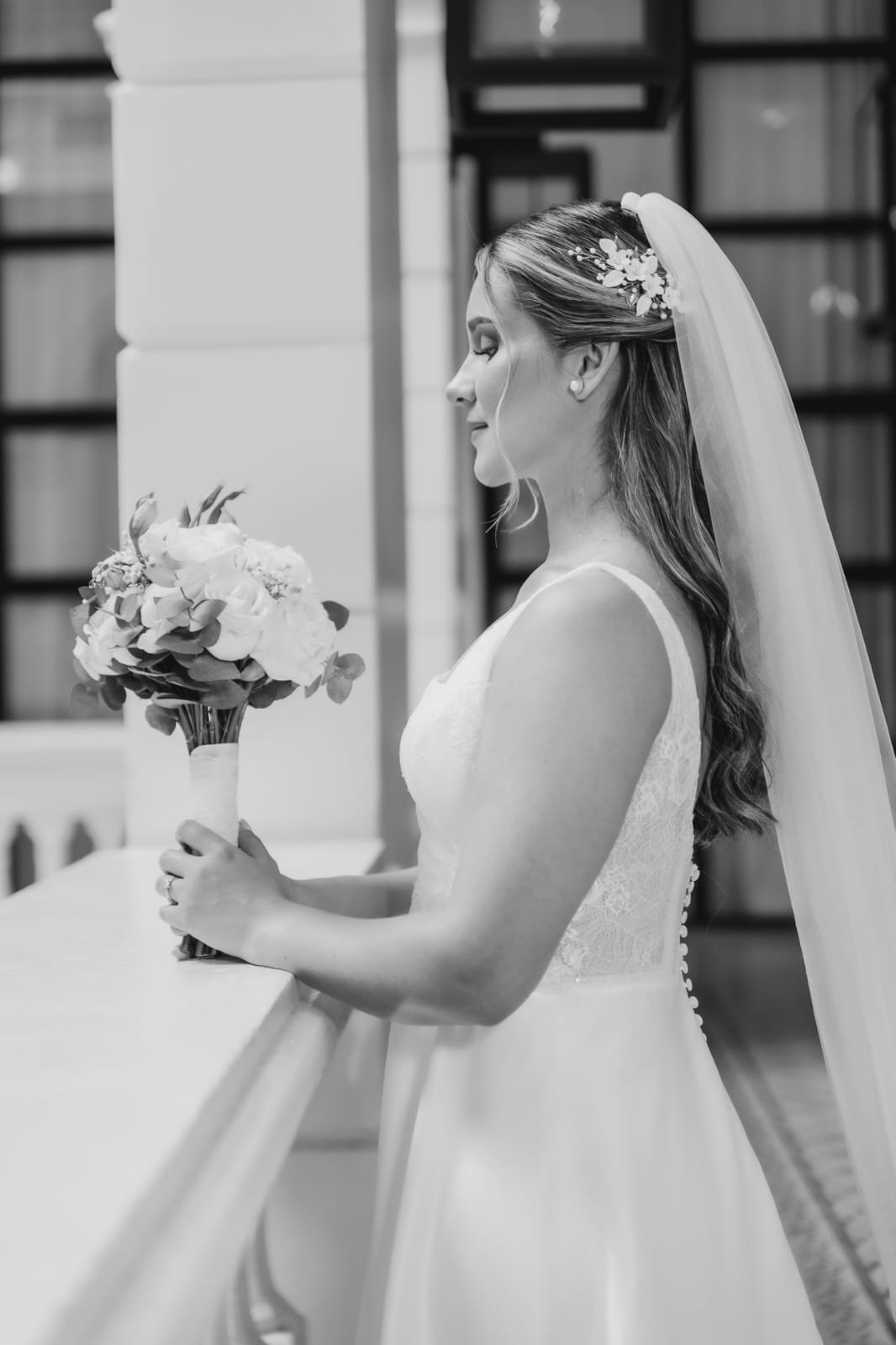 Novia junto a su vestido, un momento íntimo