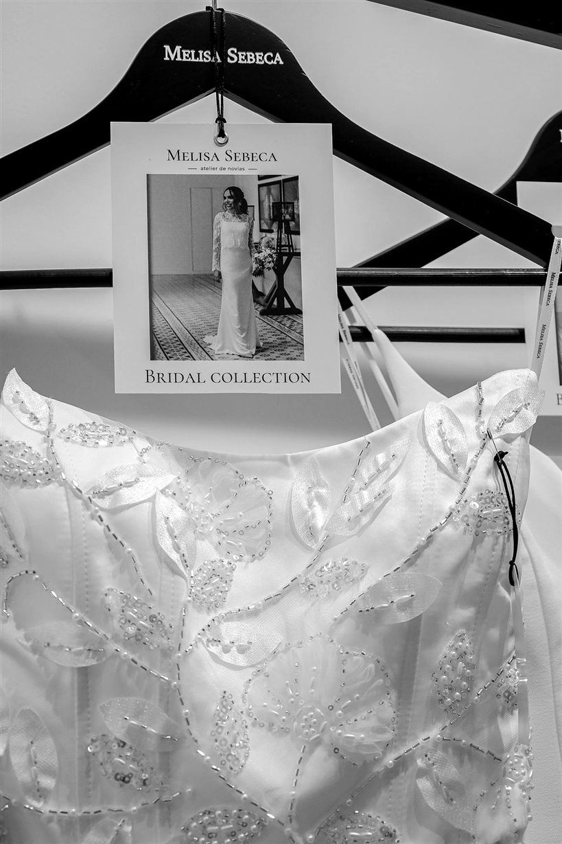 Detalle de bordado en el vestido, con la etiqueta Melisa Sebeca, compromiso con la calidad