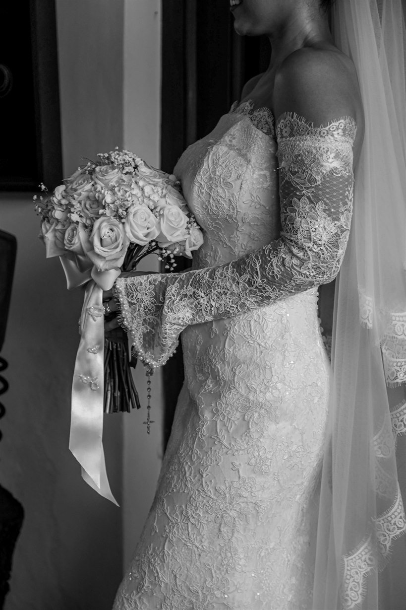Detalle de encaje y bouquet, elegancia atemporal