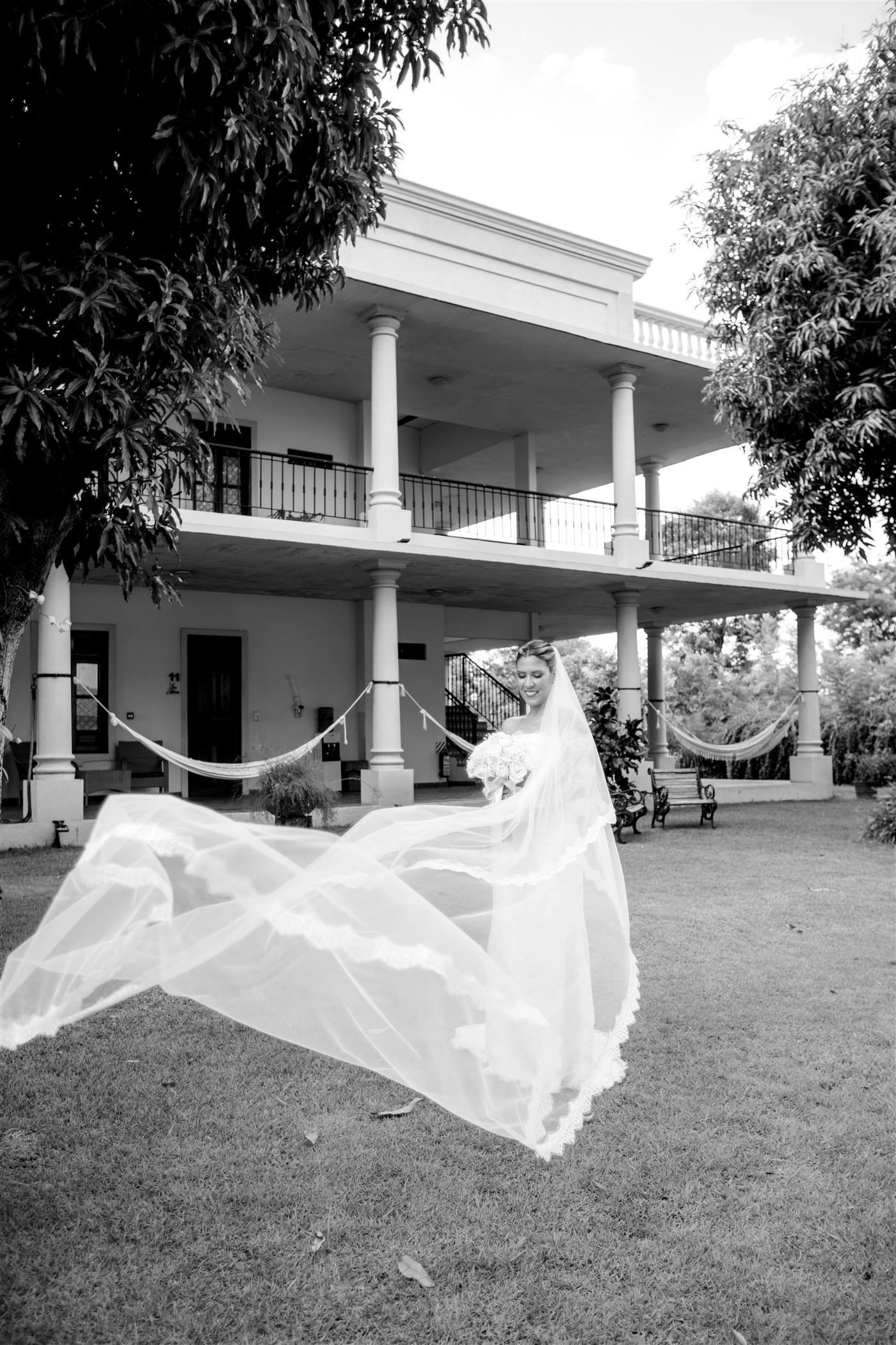 Novia en el jardín con el velo al viento, emoción y autenticidad
