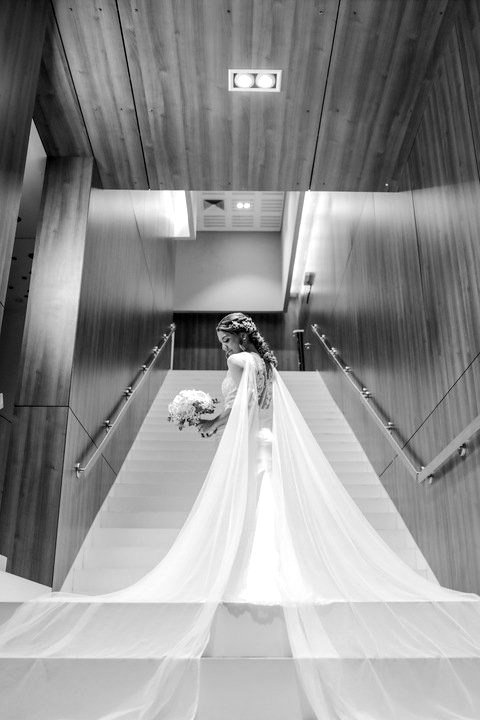 Novia bajando una escalinata, exclusividad y personalización