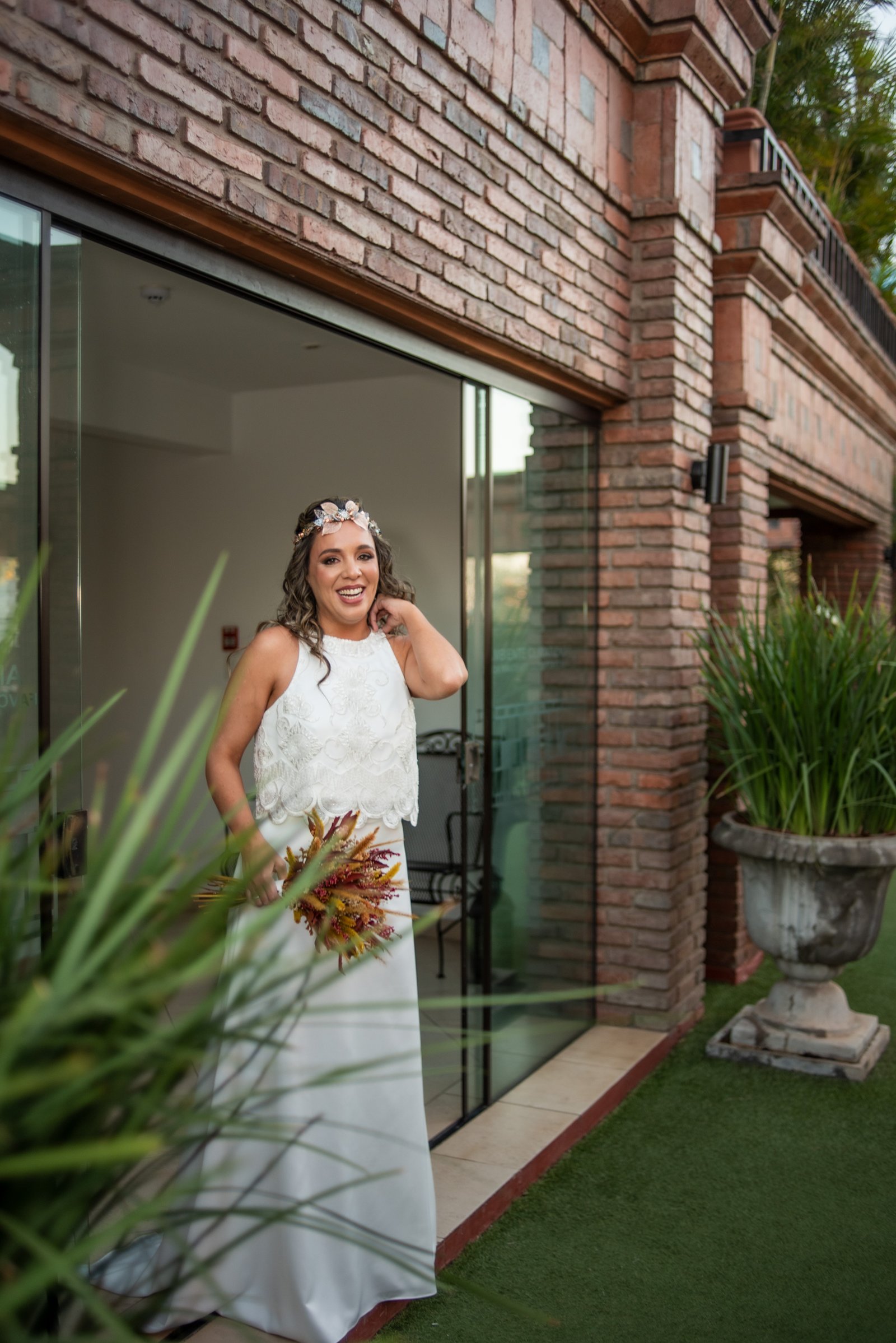 Novia elegante en la entrada de una casona