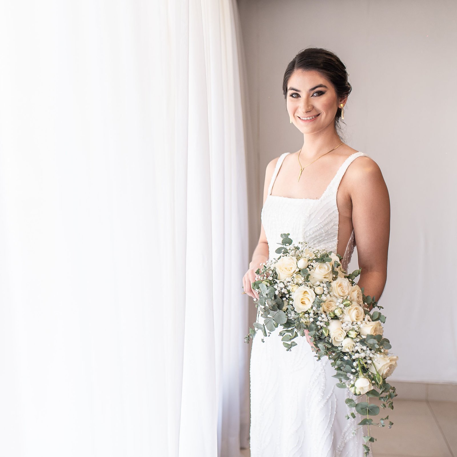 Novia junto a su vestido, un momento íntimo